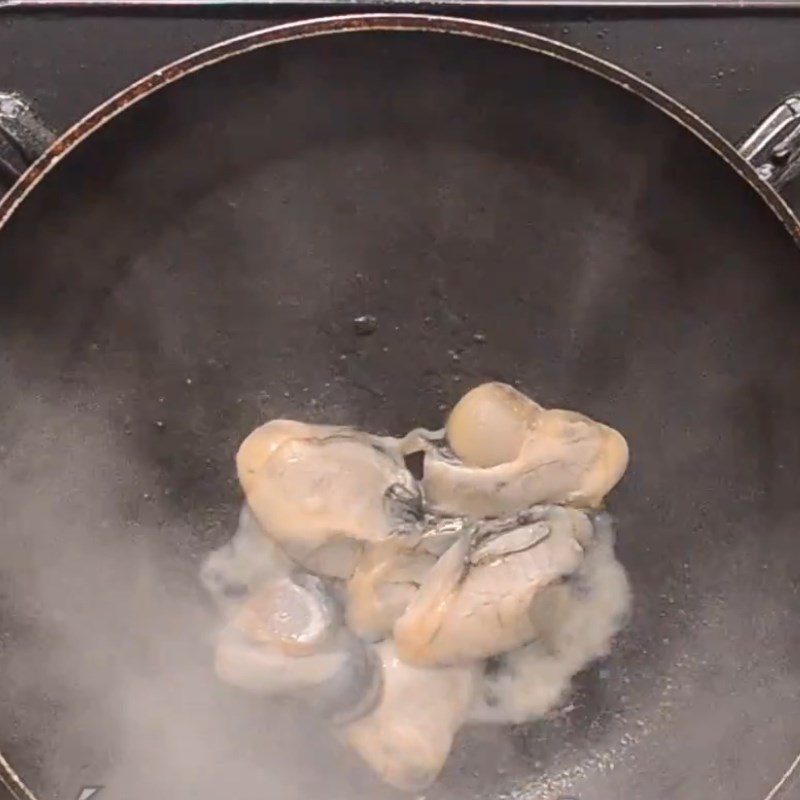 Step 5 Quickly stir-fry the oysters for Singapore-style oyster omelette