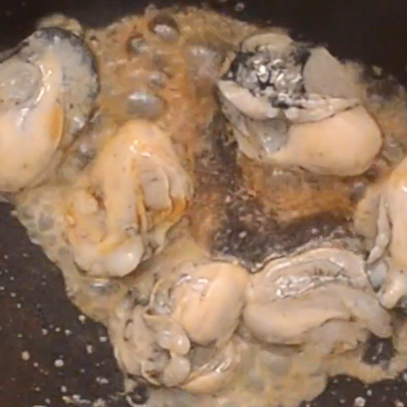 Step 5 Quickly stir-fry the oysters for Singapore-style oyster omelette