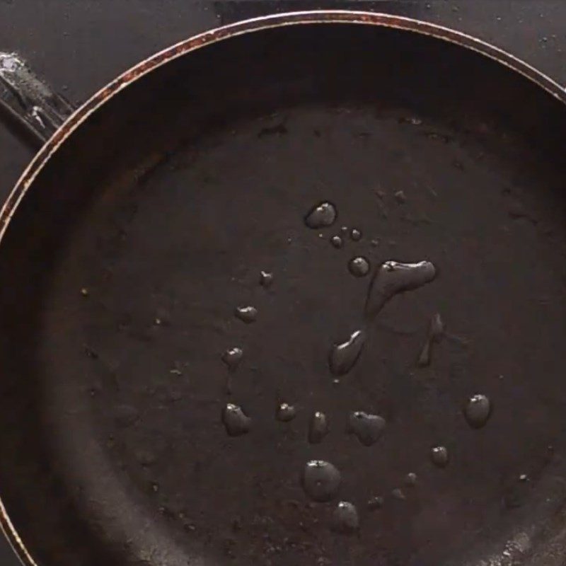 Step 5 Quickly stir-fry the oysters for Singapore-style oyster omelette