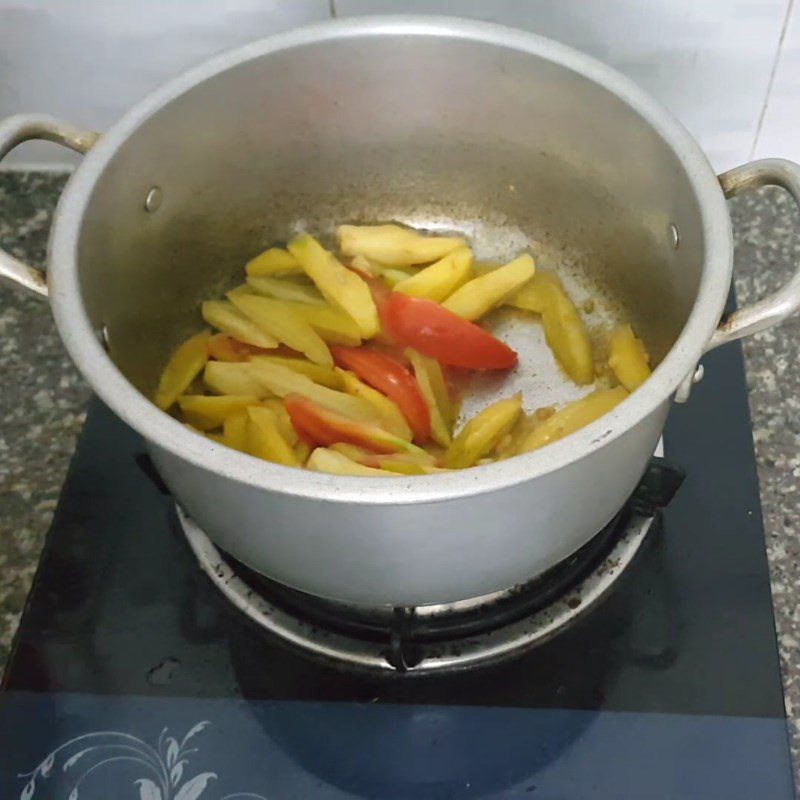 Step 4 Sauté the starfruit and tomatoes Crab soup cooked with starfruit