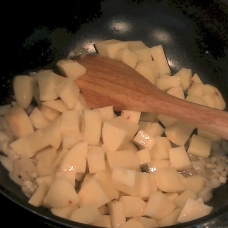 Step 2 Stir-fried potatoes Vegetarian potato soup