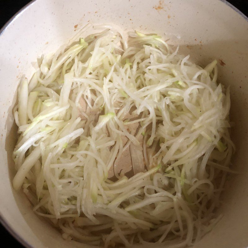 Step 2 Stir-fried kohlrabi with shrimp Fresh shrimp stir-fried kohlrabi