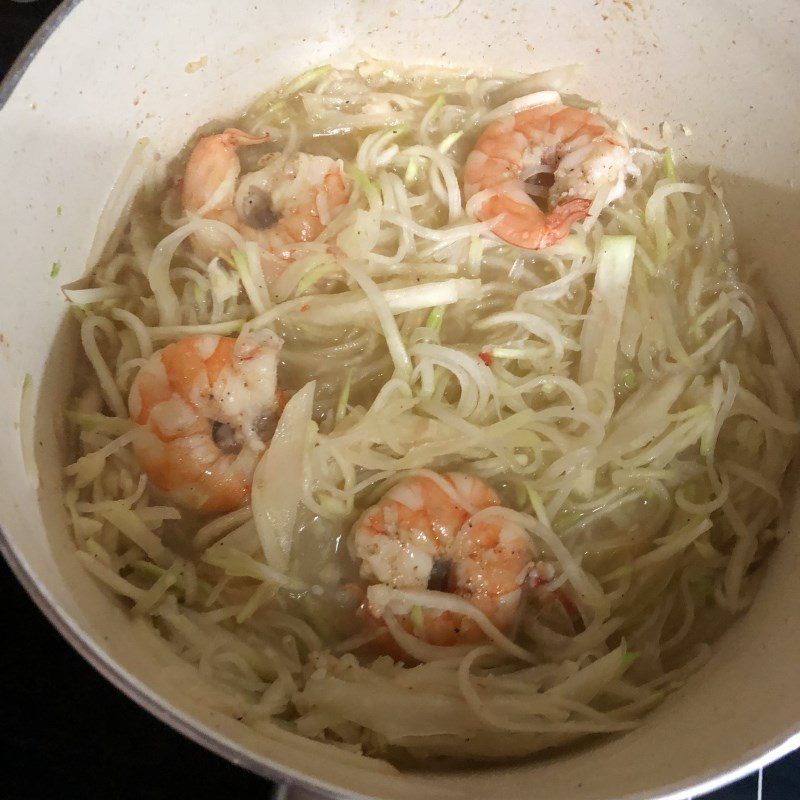 Step 2 Stir-fried kohlrabi with shrimp Fresh shrimp stir-fried kohlrabi