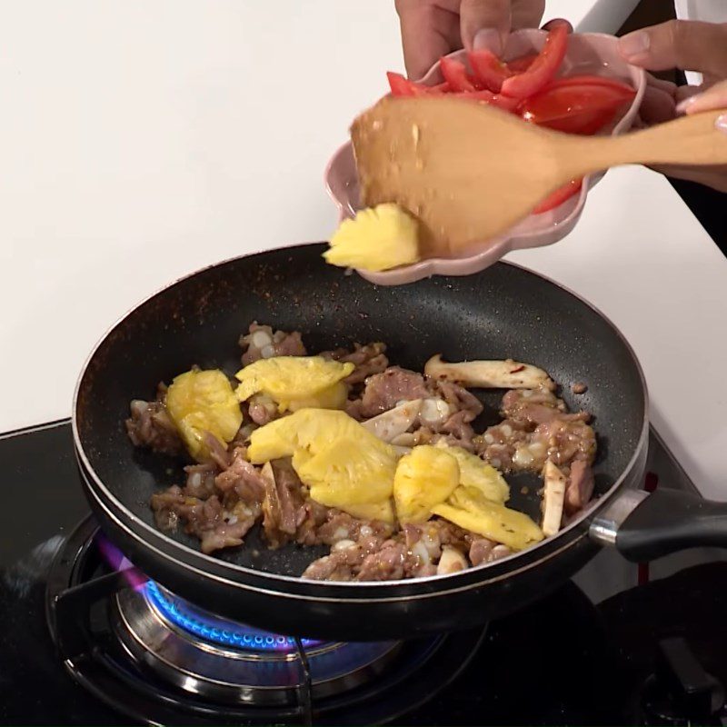 Step 3 Stir-fried ribs with tomatoes and pineapple Sweet and sour pork ribs