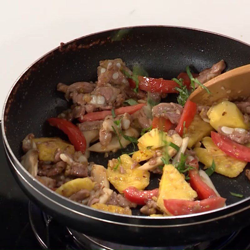 Step 3 Stir-fried ribs with tomatoes and pineapple Sweet and sour pork ribs