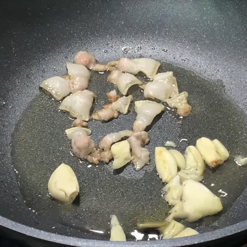 Step 3 Stir-fried cauliflower with wood ear mushrooms White cauliflower stir-fried with mushrooms