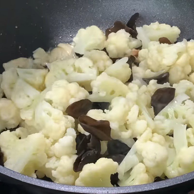 Step 3 Stir-fried cauliflower with wood ear mushrooms White cauliflower stir-fried with mushrooms