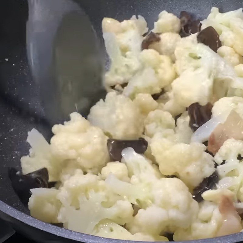 Step 3 Stir-fried cauliflower with wood ear mushrooms White cauliflower stir-fried with mushrooms