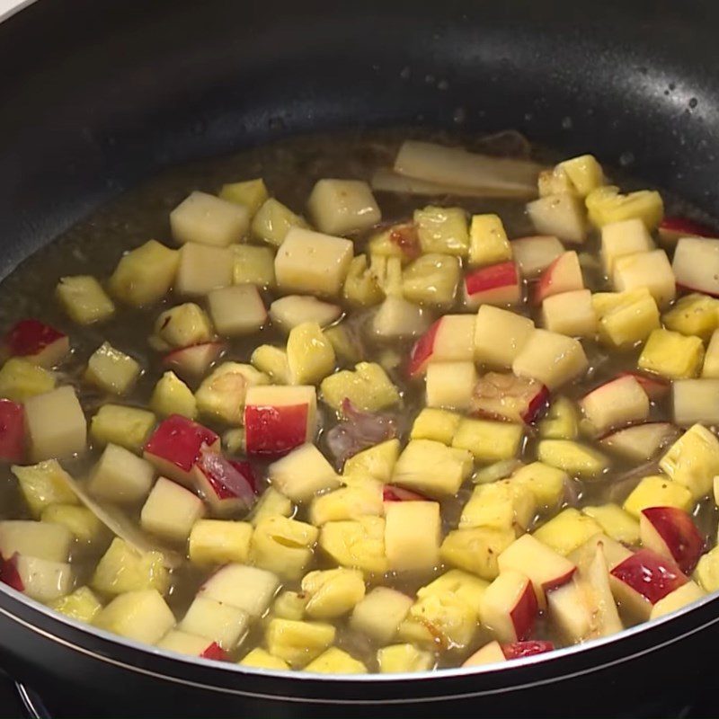 Step 5 Stir-fry apple and pineapple Pineapple apple chicken