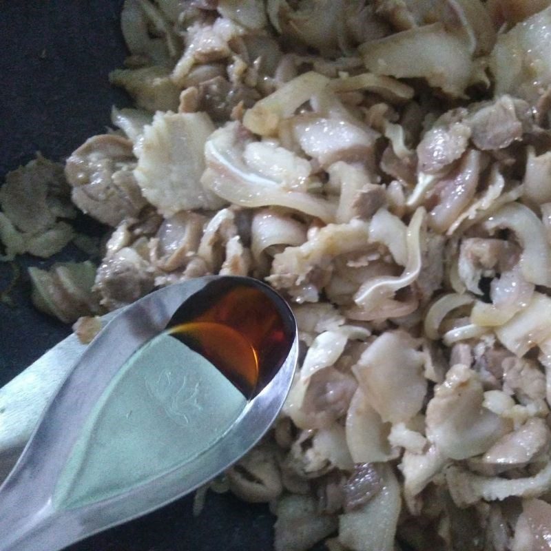 Step 5 Stir-frying meat for Gio thu (recipe shared by user)