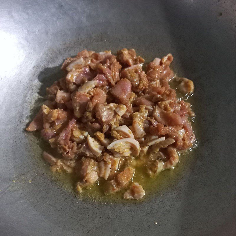 Step 5 Stir-fry the meat Stir-fried meat with lemongrass and chili