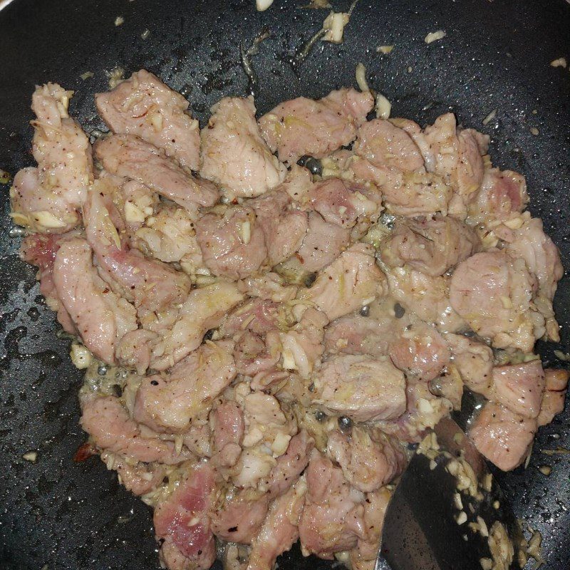 Step 3 Stir-fry meat Western-style stir-fried noodles