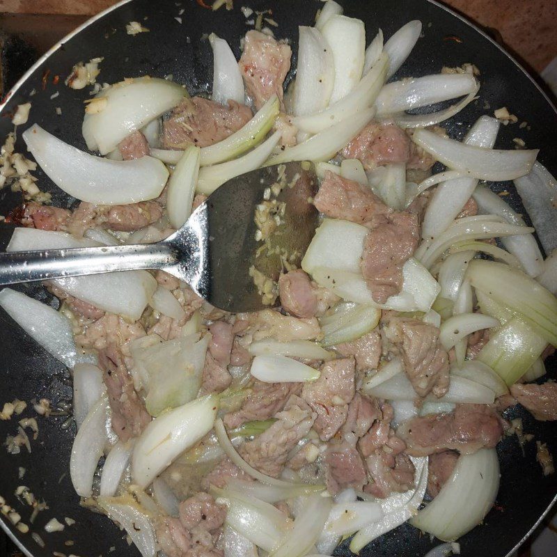 Step 3 Stir-fry meat Western-style stir-fried noodles