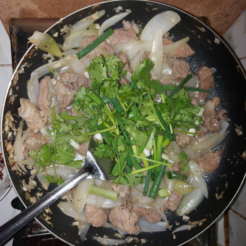 Step 3 Stir-fry meat Western-style stir-fried noodles