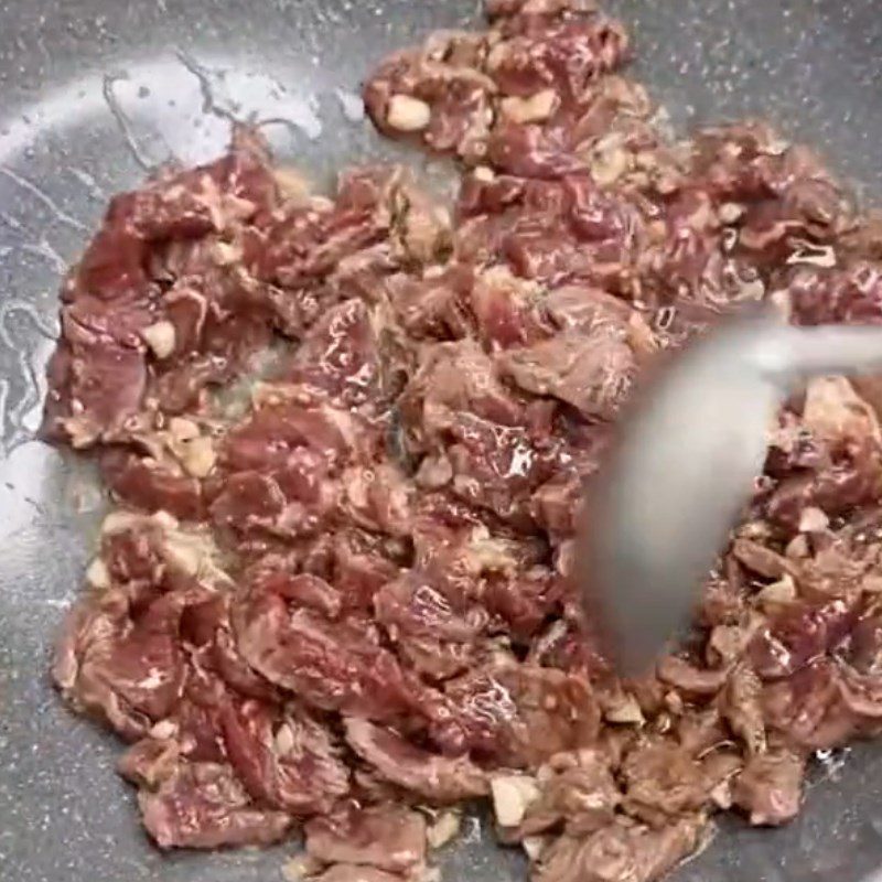 Step 2 Stir-fry beef: Stir-fried beef with leaves