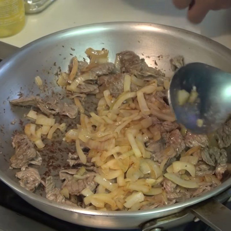 Step 2 Sautéed beef with onions and cheese Beef stir-fried sandwich