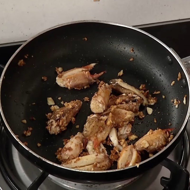 Step 2 Stir-fry crab meat Fried egg with mugwort and crab meat