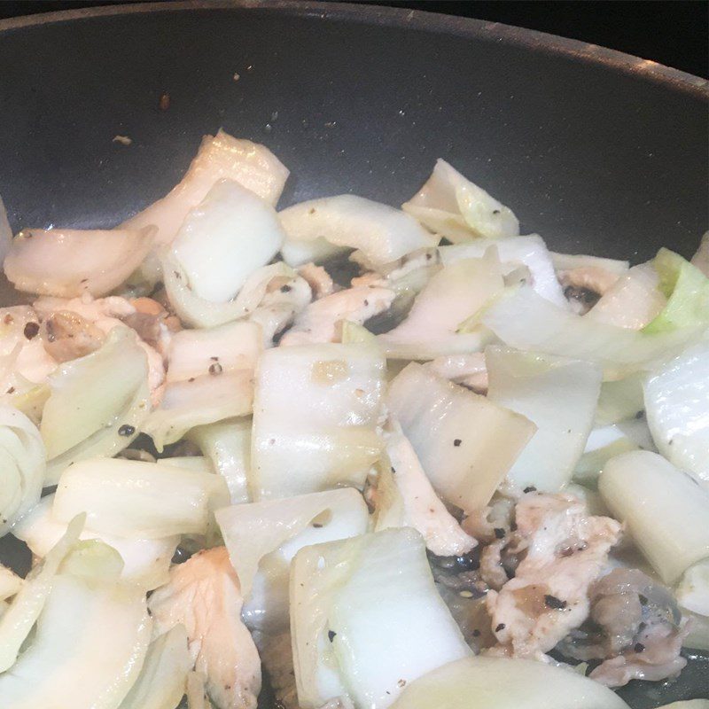 Step 3 Stir-fried chicken with napa cabbage Stir-fried napa cabbage with chicken