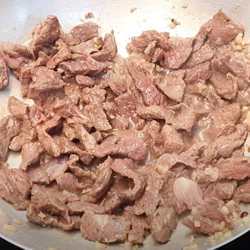 Step 3 Stir-fry buffalo meat Stir-fried buffalo meat with bitter melon