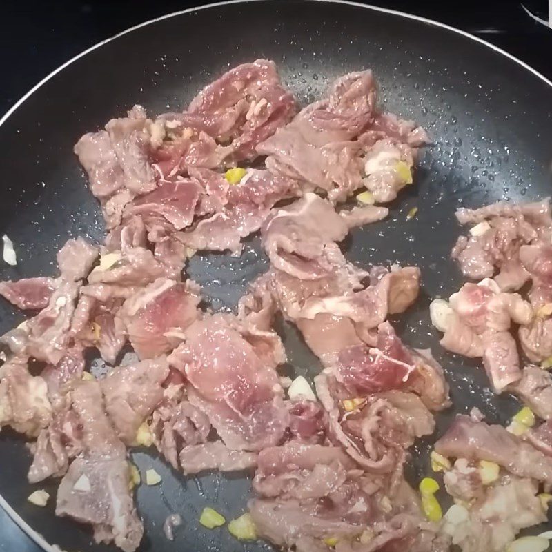 Step 4 Stir-fried buffalo meat Stir-fried buffalo meat with celery