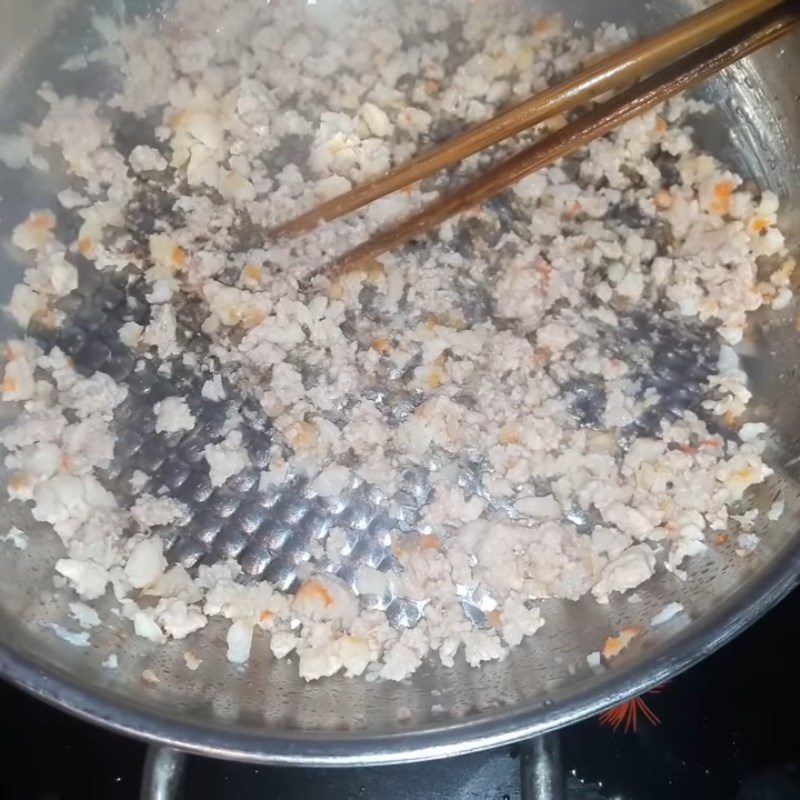 Step 3 Stir-fry meat and shrimp Fried shrimp