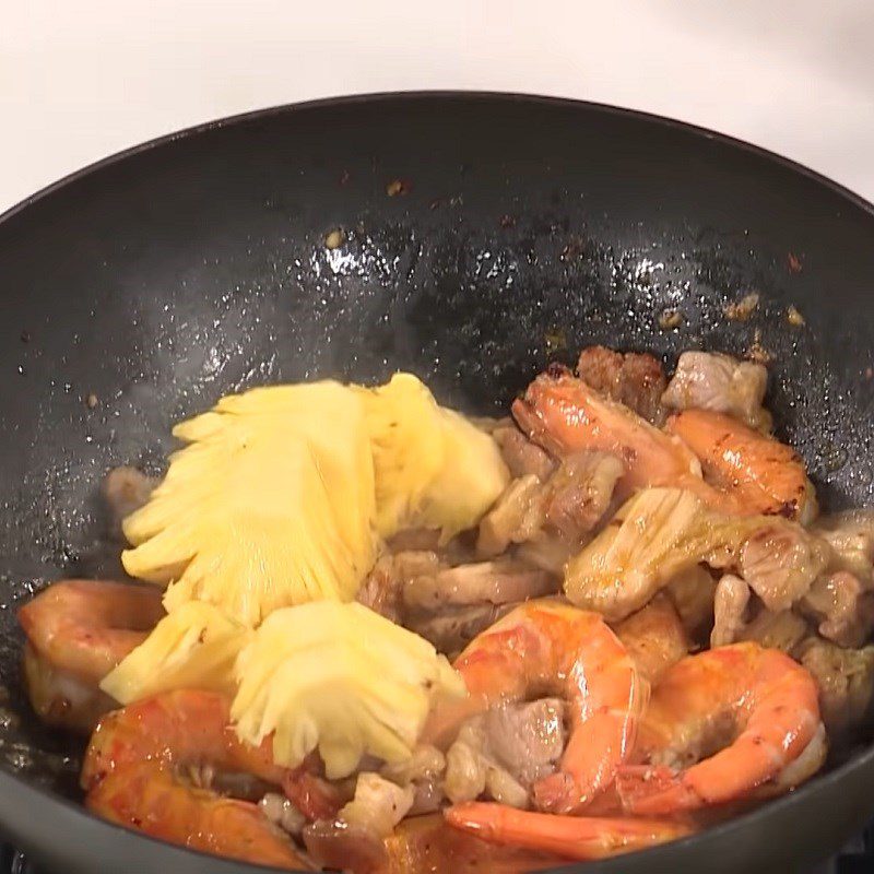 Step 3 Stir-fry meat and shrimp Fried shrimp