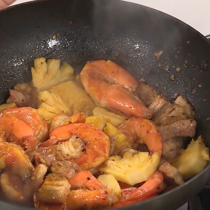 Step 3 Stir-fry meat and shrimp Fried shrimp