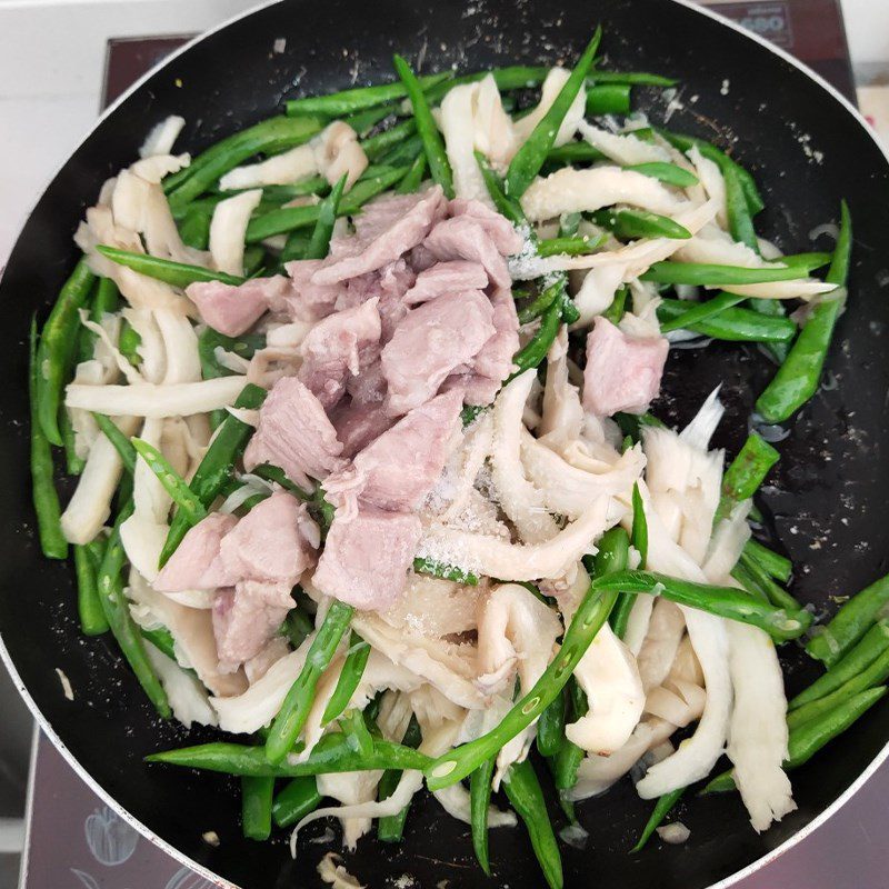 Step 3 Stir-fry the meat with the ingredients Stir-fried green beans with oyster mushrooms and minced pork