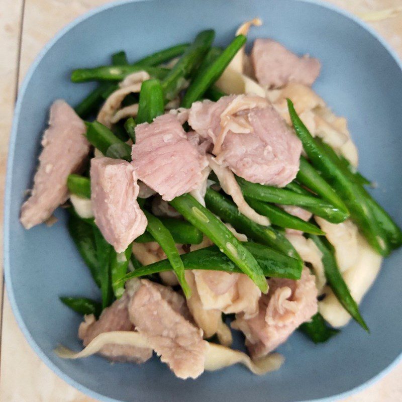 Step 3 Stir-fry meat with ingredients Green beans stir-fried with oyster mushrooms