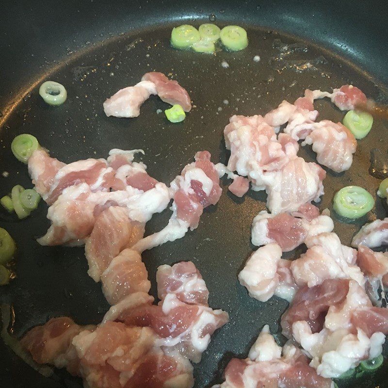 Step 2 Stir-fry the meat with onions Stir-fried pork with onions