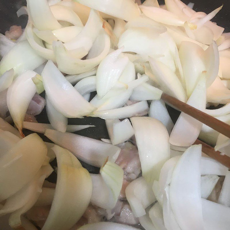 Step 2 Stir-fry the meat with onions Stir-fried pork with onions