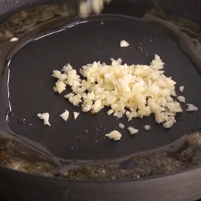 Step 2 Stir-fry the meat with fermented rice and spices for braised pork with eggplant