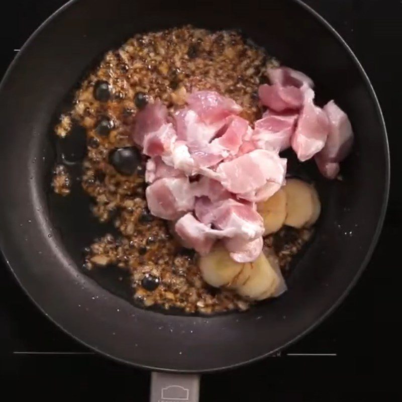 Step 2 Stir-fry the meat with fermented rice and spices for braised pork with eggplant