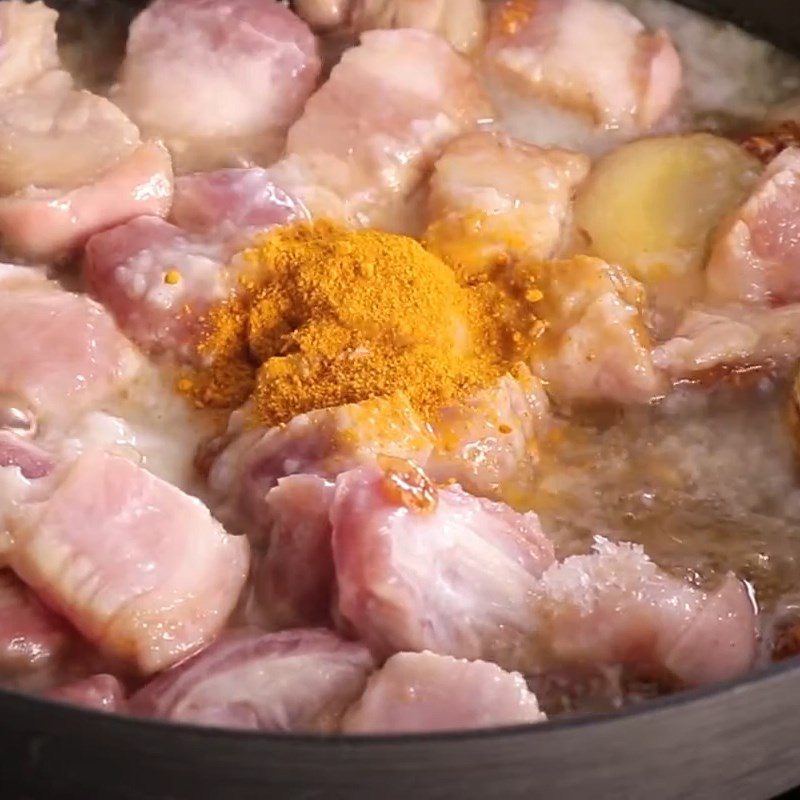 Step 2 Stir-fry the meat with fermented rice and spices for braised pork with eggplant