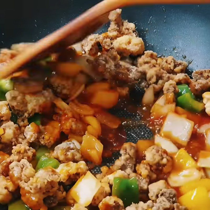 Step 5 Stir-fried meat with sauce and vegetables Pork stir-fried with lychee