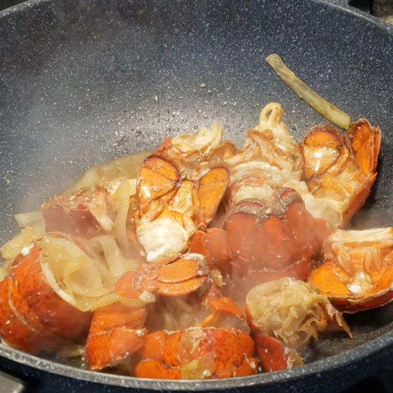 Step 2 Stir-fried lobster Stir-fried lobster