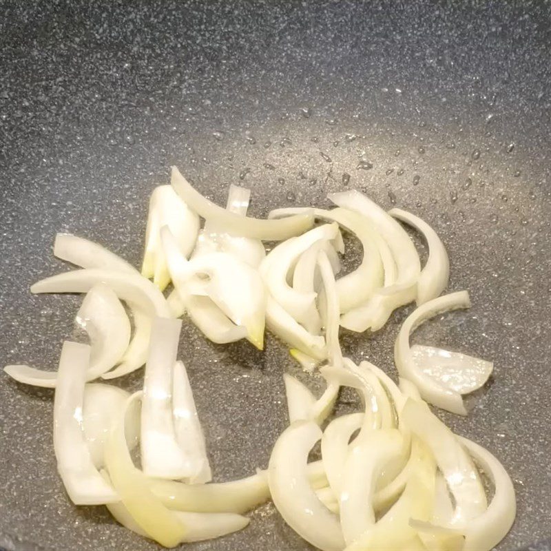 Step 2 Stir-fry the lobster for Lobster Stir-Fried Noodles