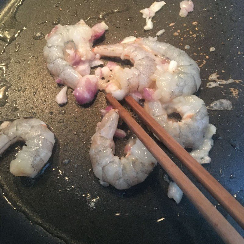 Step 2 Sauté shrimp with chrysanthemum Fresh shrimp stir-fried with chrysanthemum