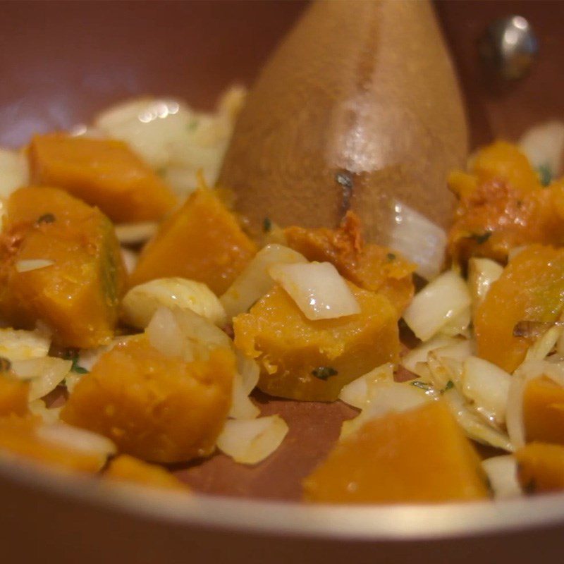 Step 4 Stir-fry and blend pumpkin Creamy pumpkin pasta