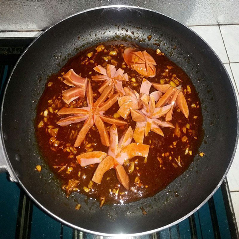 Step 2 Stir-fried sausage with sweet and sour sauce Stir-fried noodles with sweet and sour sausage