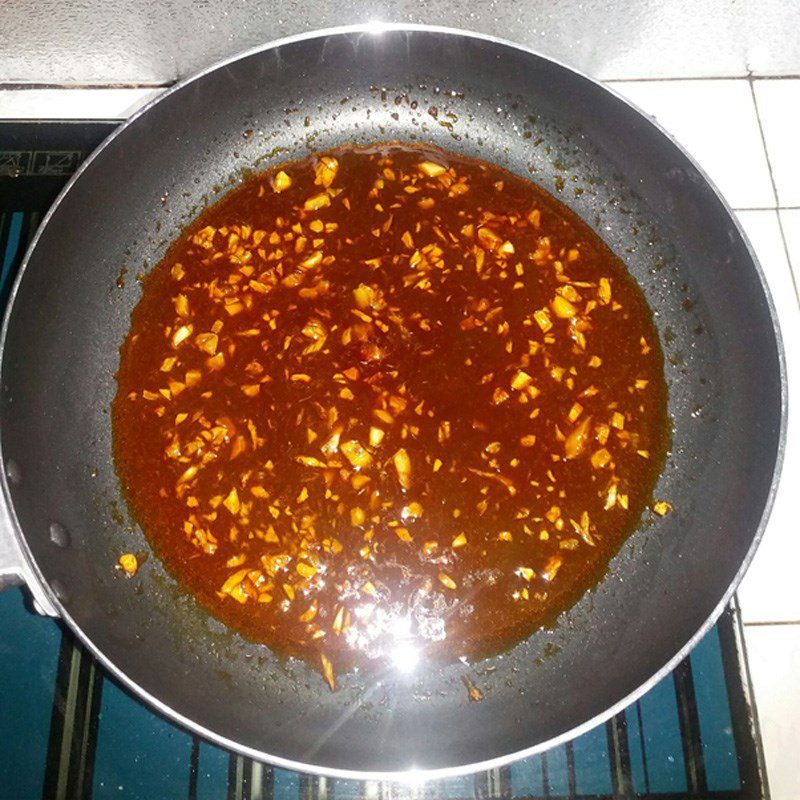 Step 2 Stir-fried sausage with sweet and sour sauce Stir-fried noodles with sweet and sour sausage