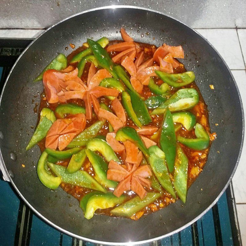 Step 3 Stir-fried sausages with vegetables Sweet and sour sausage stir-fried noodles