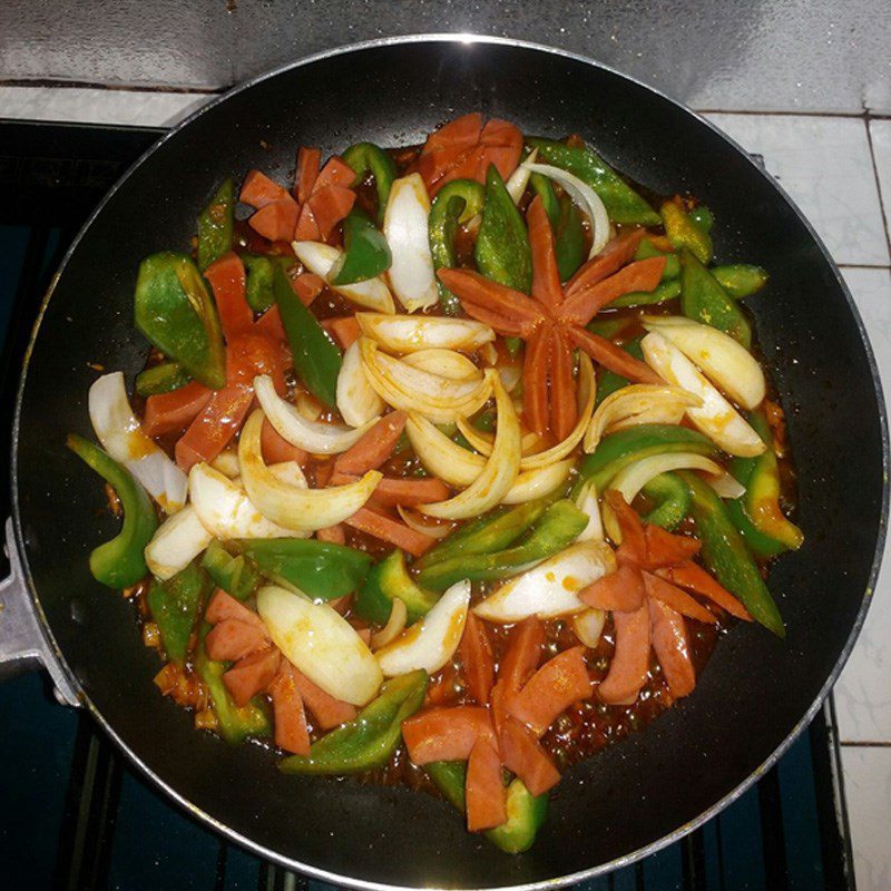 Step 3 Stir-fried sausages with vegetables Sweet and sour sausage stir-fried noodles