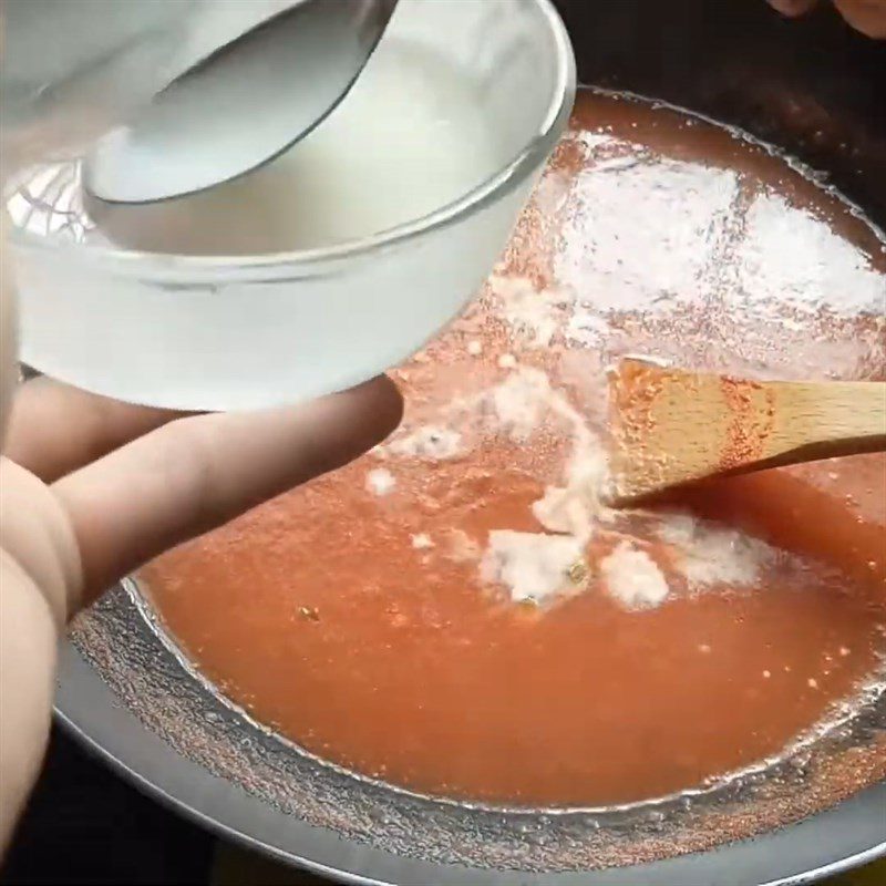 Step 3 Grind tomatoes and make tomato sauce with pork sausage