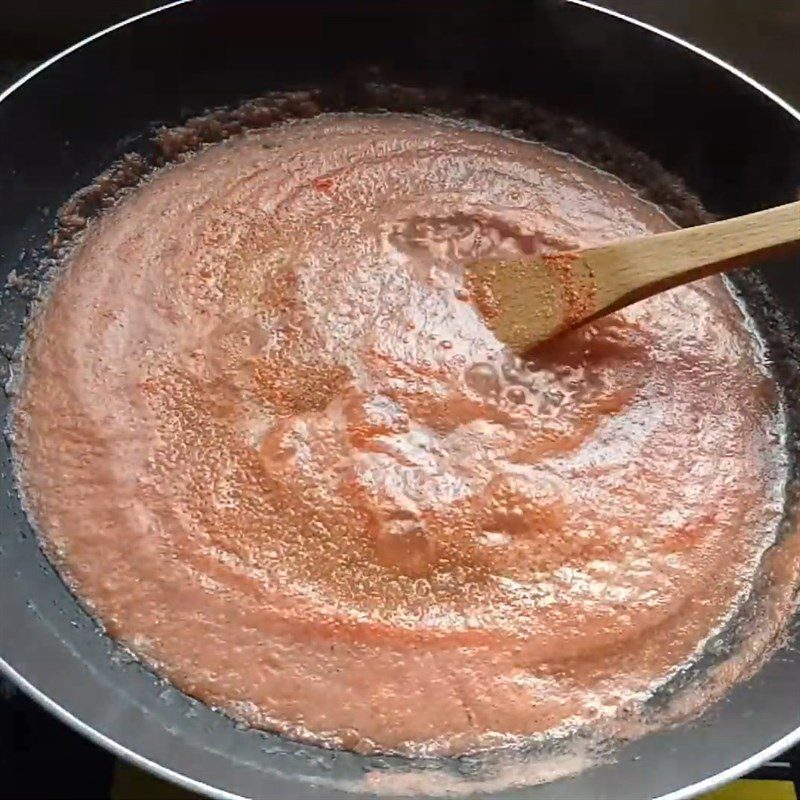 Step 3 Grind tomatoes and make tomato sauce with pork sausage