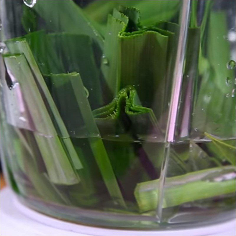 Step 1 Blend Pandan Juice for Yogurt with Jackfruit and Pandan Pearls