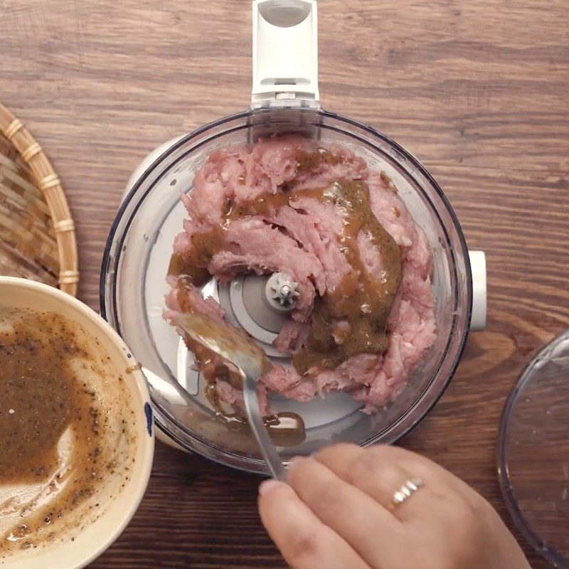 Step 5 Grinding meat with marinating spices for Vietnamese pork sausage using a blender