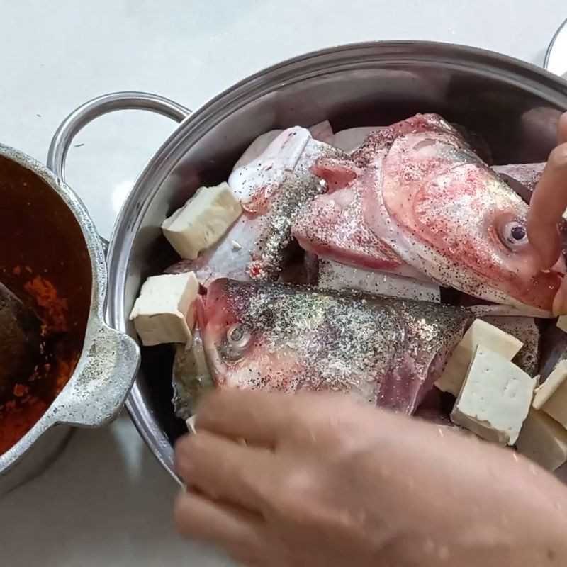 Step 3 Arrange the ingredients in the pot for Mackerel cooked with fermented rice