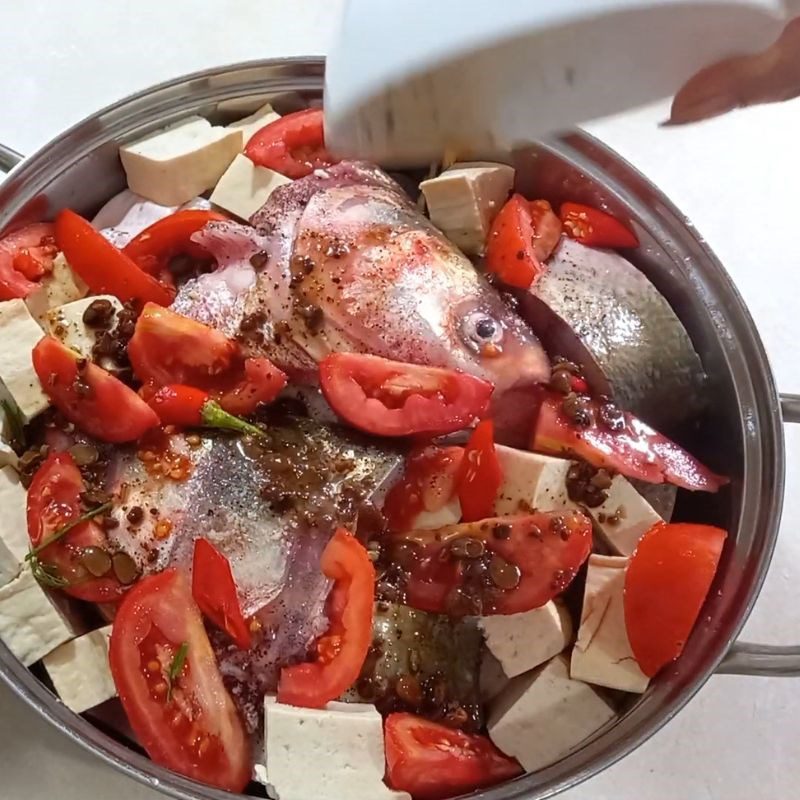 Step 3 Arrange the ingredients in the pot for Mackerel cooked with fermented rice