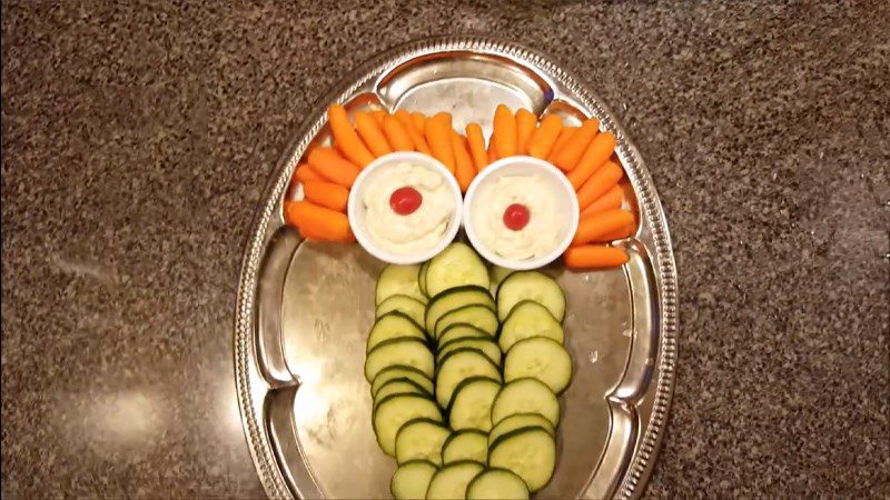 Arrange cucumber and carrot on plate